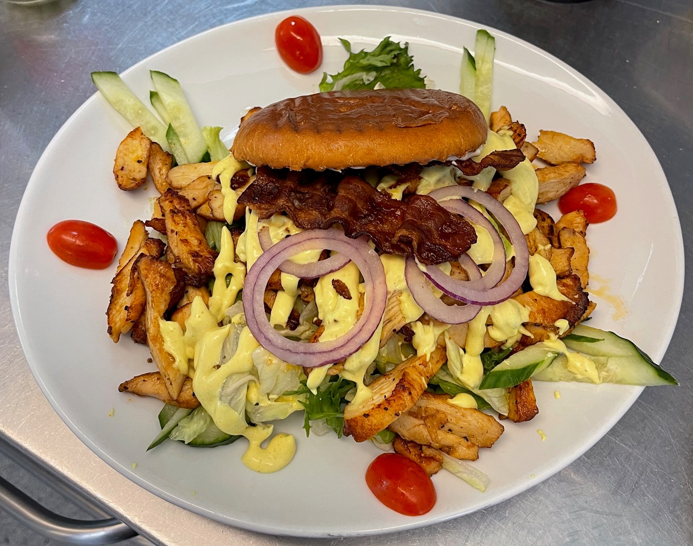 Club sandwich med kylling og karry dressing